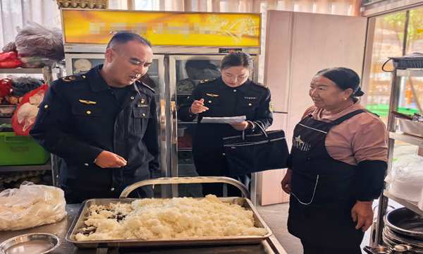 云南省洱源县市场监管局:点亮“阳光”后厨 筑牢餐饮安全防线