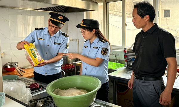 山东省宁阳县市场监管局国庆在岗守护“舌尖上的安全”